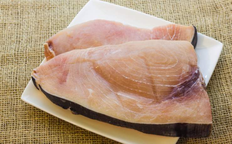 fette di pesce spada fresco in un piatto