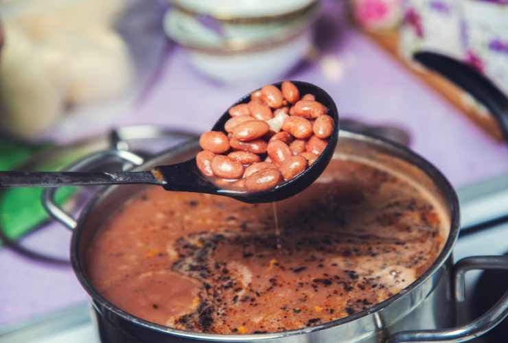 pentola e mestolo con fagioli