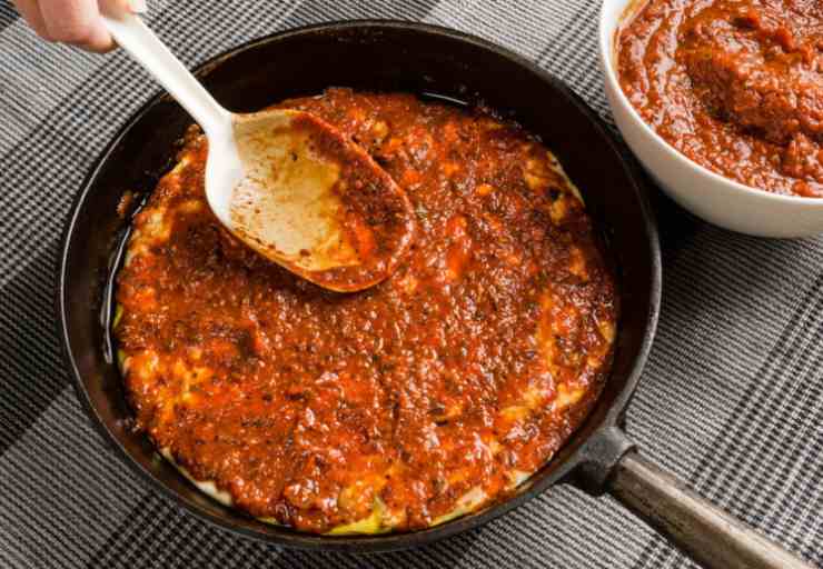 pizza in padella con sugo di pomodoro