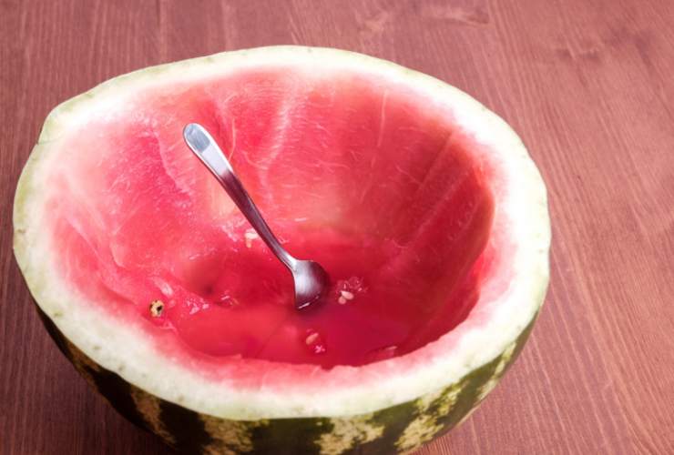 anguria svuotata con cucchiaio