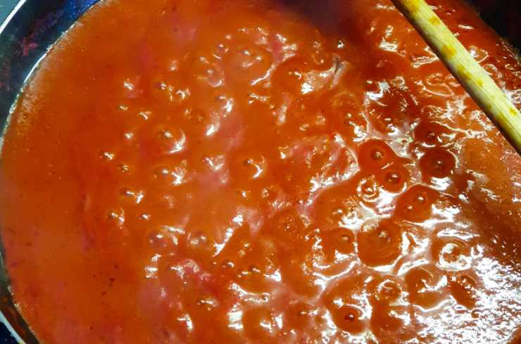 pomodoro che cuoce in padella