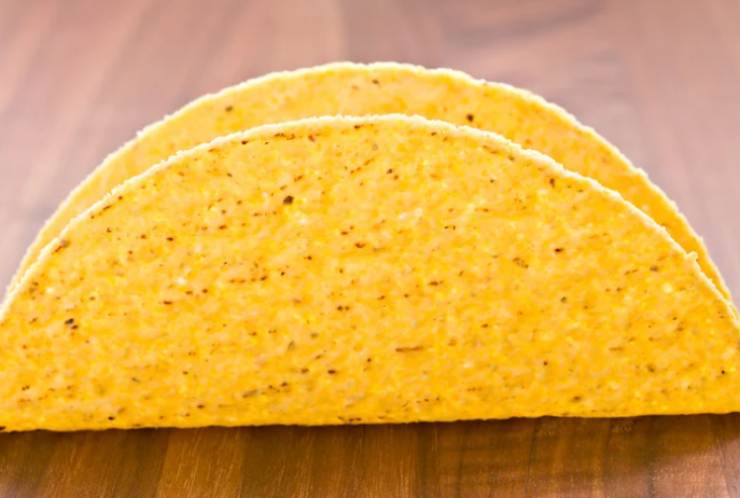 tacos dorato in piedi