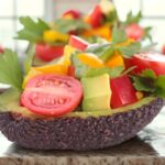 insalata di avocado frutta e verdura dentro mezzo avocado