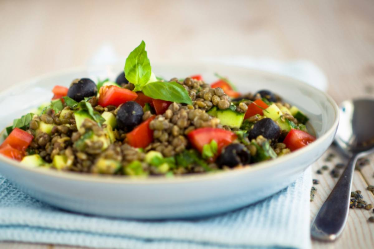 insalata di lenticchie con pomodori olive e cetrioli
