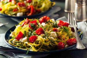 insalata di zucchine marinate con pomodorini e feta