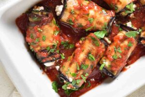 Teglia con involtini di melanzane ripieni e sugo