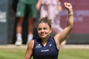 jasmine paolini saluta il pubblico in campo