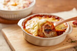 lasagna con sugo e mozzarella dentro ad una teglia