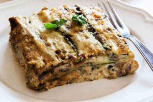 pezzo di lasagna di zucchine nel piatto