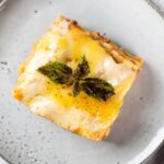 Porzione di lasagna bianca in un piatto