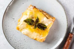 Porzione di lasagna bianca in un piatto