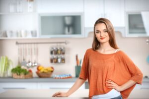 donna sorridente in cucina