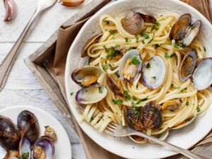 linguine ai frutti di mare in un piatto