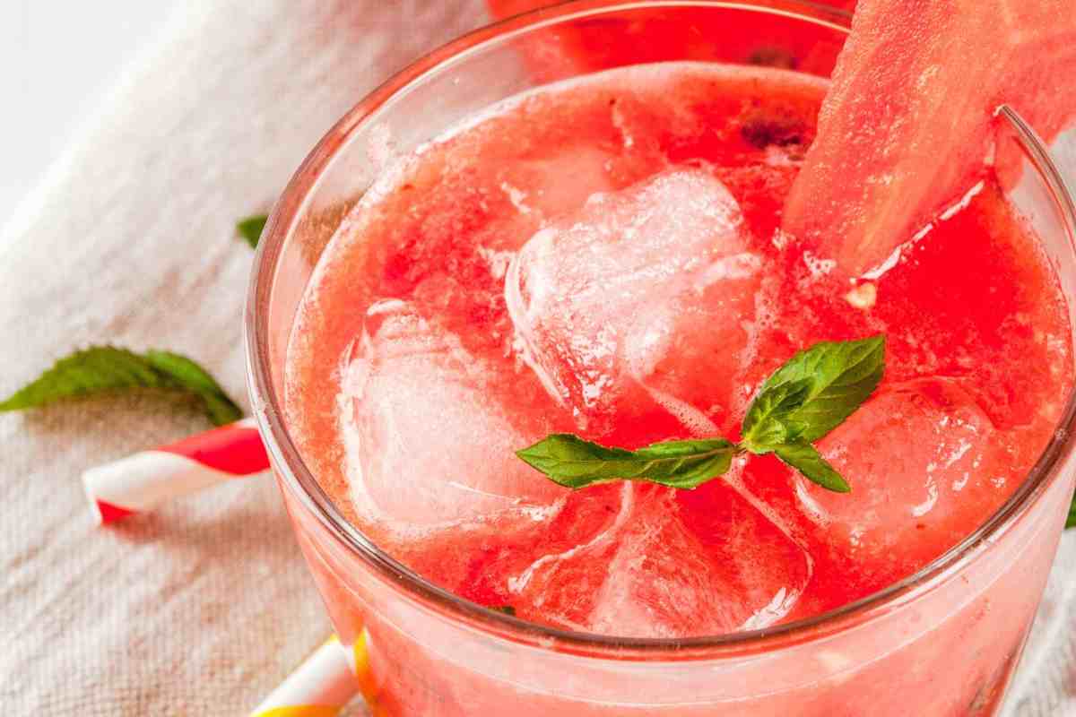 cocktail all'anguria con ghiaccio