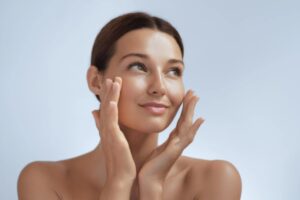 donna che si tocca il viso