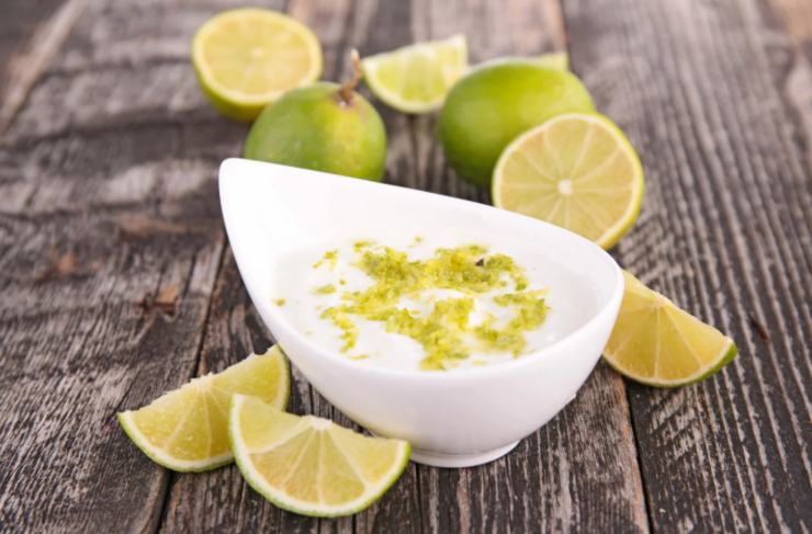 limoni e ciotola di yogurt bianco