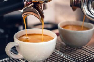 Macchina che eroga il caffè in una tazzina