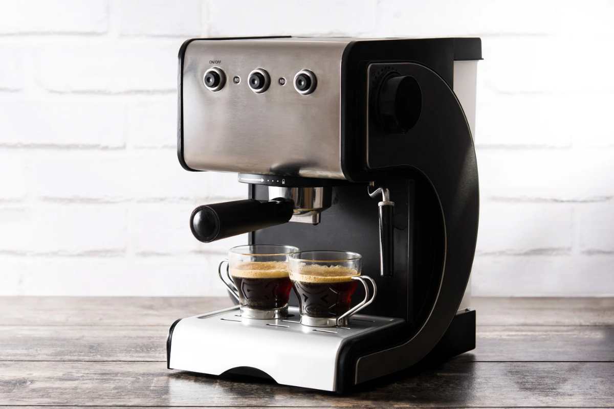 Macchinetta del caffè con due tazzine