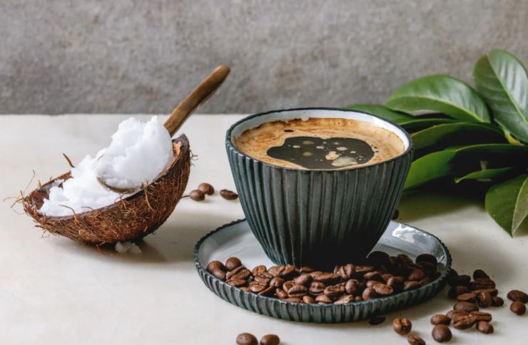 tazzina di caffè e accanto dell'olio di cocco