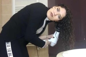 ragazza si asciuga i capelli