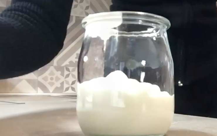 vasetto con lo yogurt