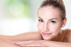 donna sorridente con viso luminoso