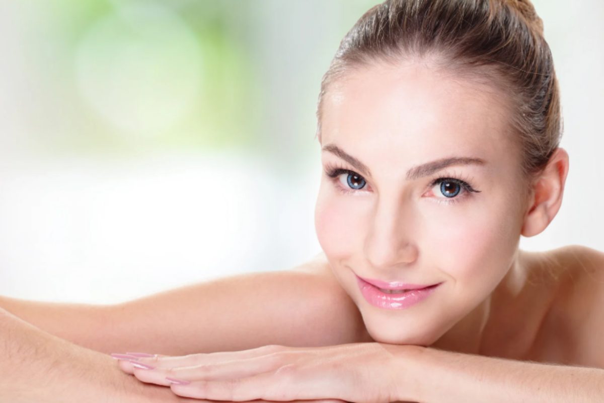 donna sorridente con viso luminoso
