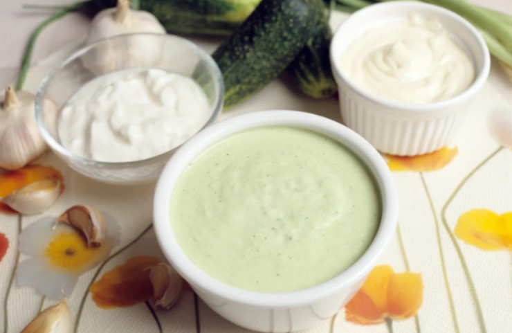 ciotole di yogurt e cetrioli