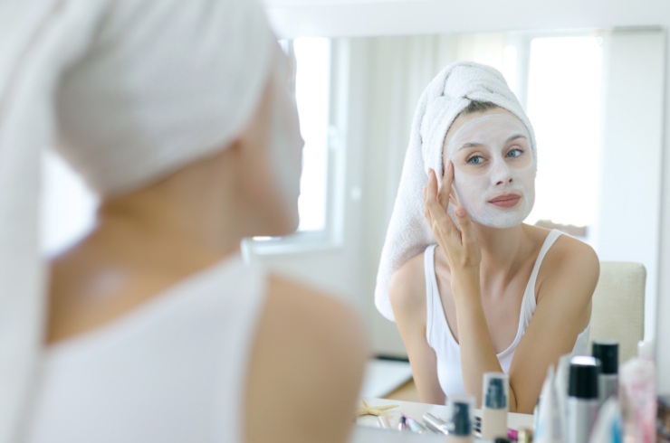 donna con una maschera di bellezza sul viso