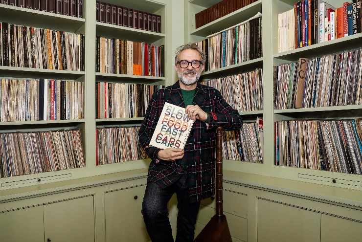 massimo bottura con un libro