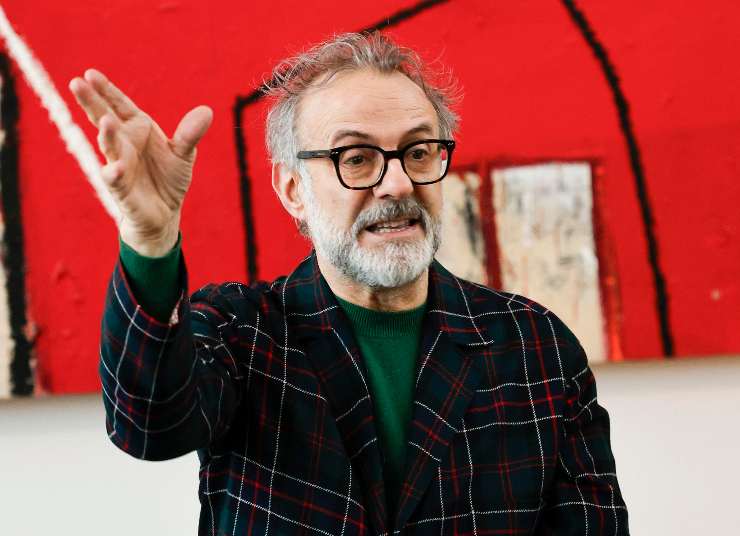 massimo bottura parla e gesticola