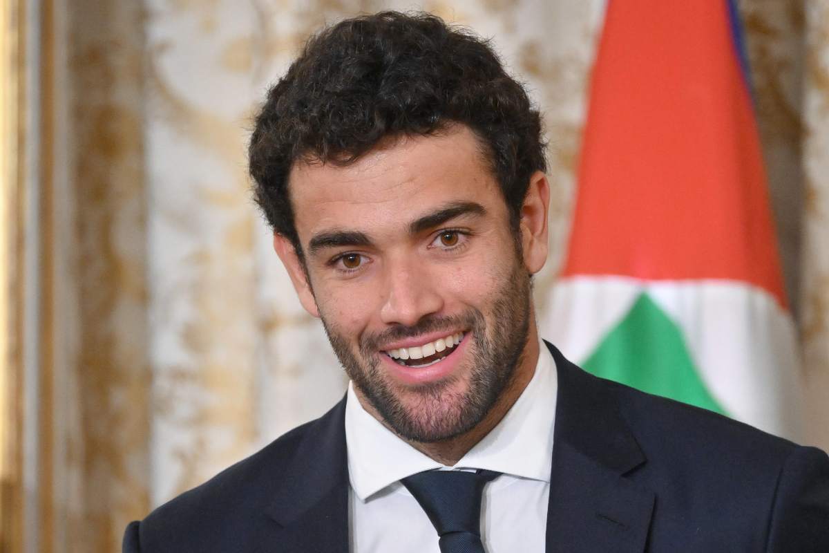 matteo berrettini in giacca e cravatta