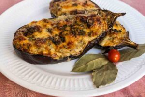 Melanzane al forno sistemate in un piatto