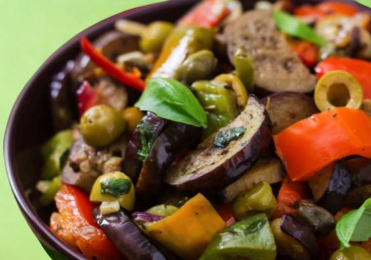 melanzane con altre verdure olive e basilico dentro ad una ciotola