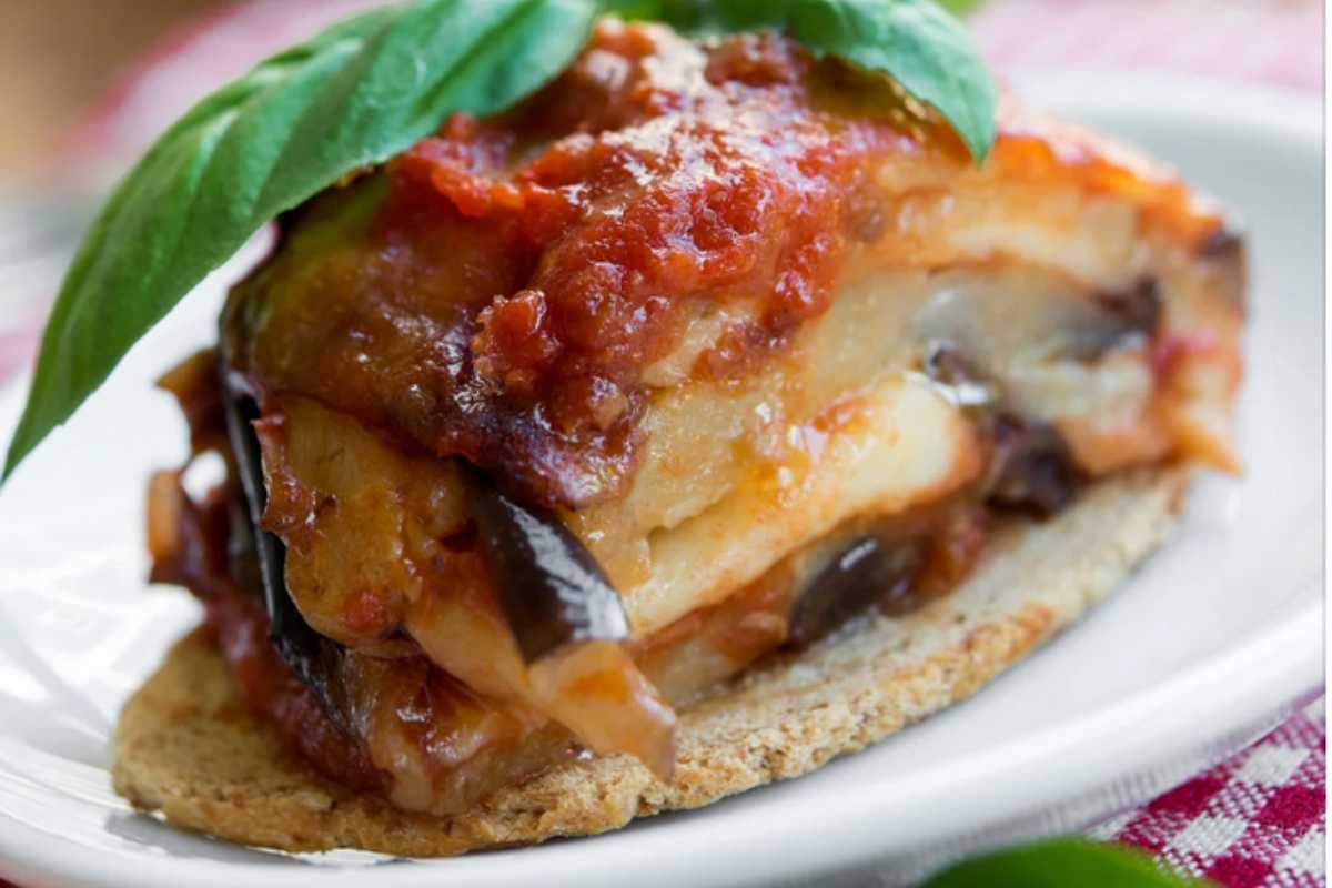 Pasticcio di melanzane in un piatto