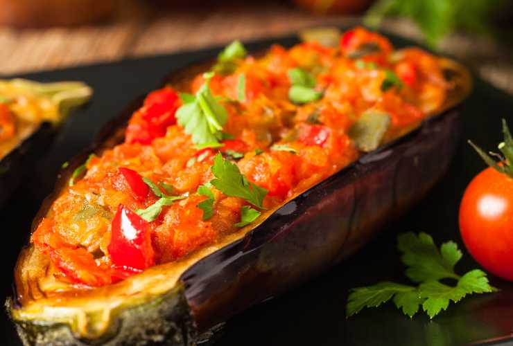 melanzana ripiena con pomodoro