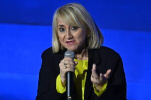 Luciana Littizzetto con il microfono in mano