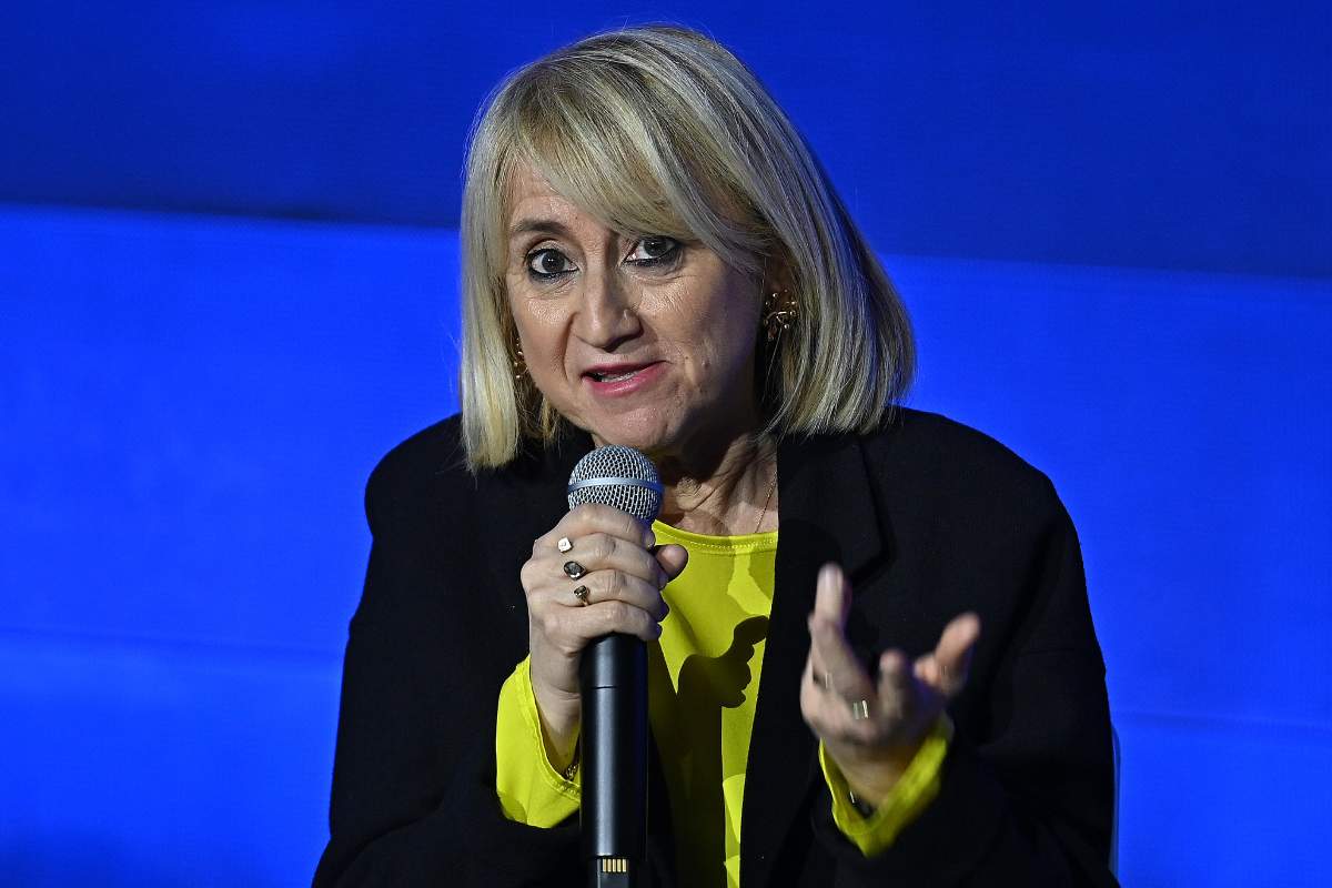 Luciana Littizzetto con il microfono in mano