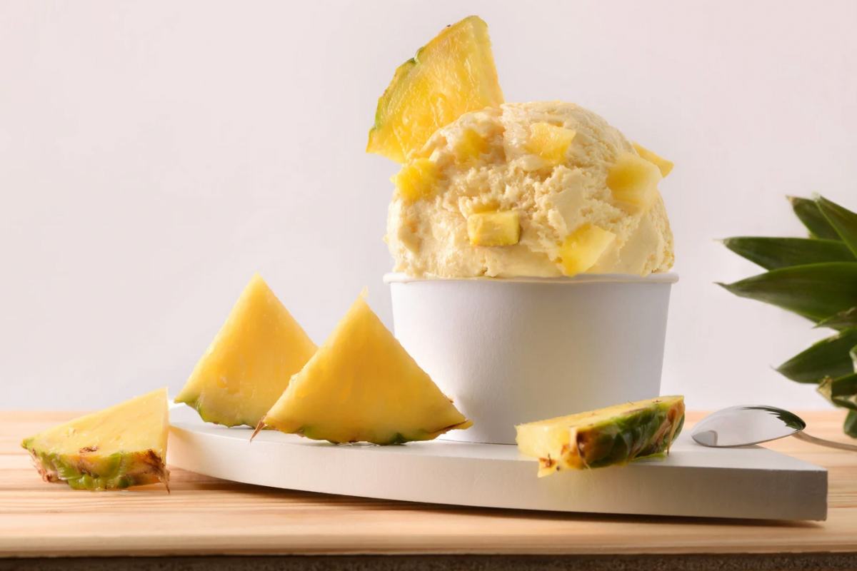 Coppetta con frutta gelata e pezzi d'ananas