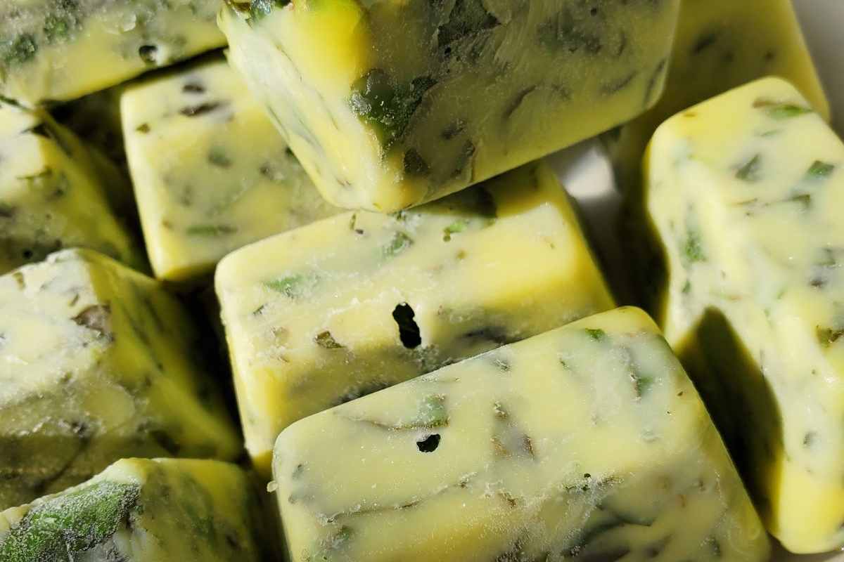 cubetti di olio congelato con basilico