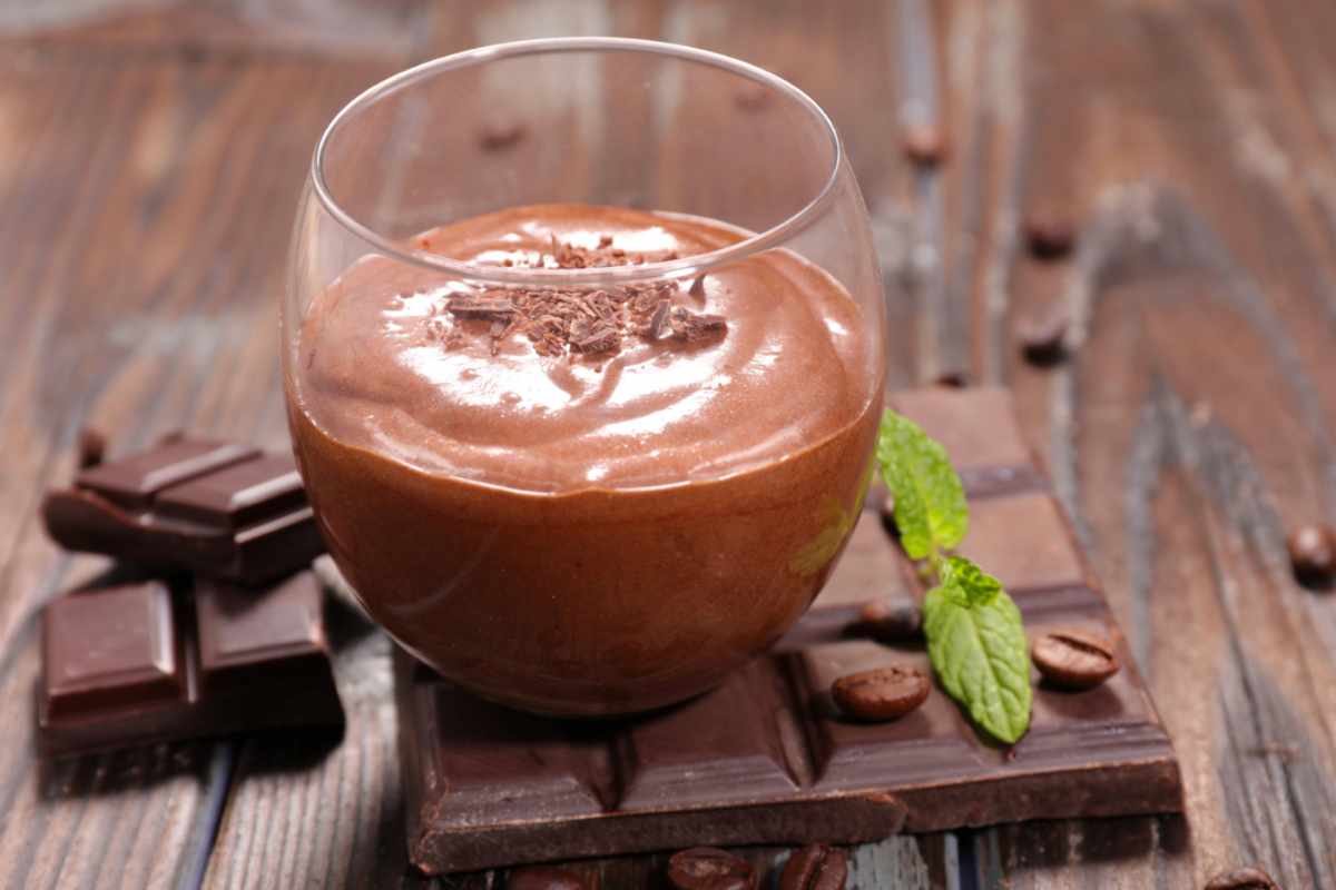 Mousse al cioccolato in un bicchiere