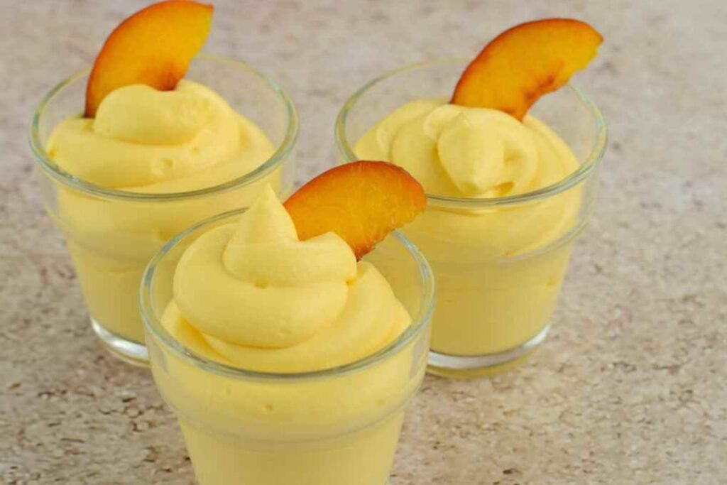 tre bicchiere con mousse alla pesca