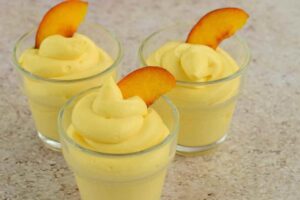 tre bicchiere con mousse alla pesca
