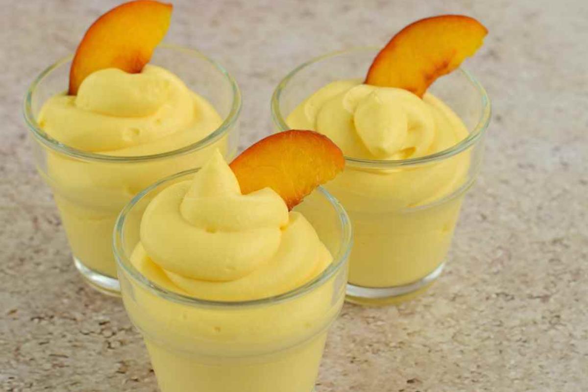 tre bicchiere con mousse alla pesca