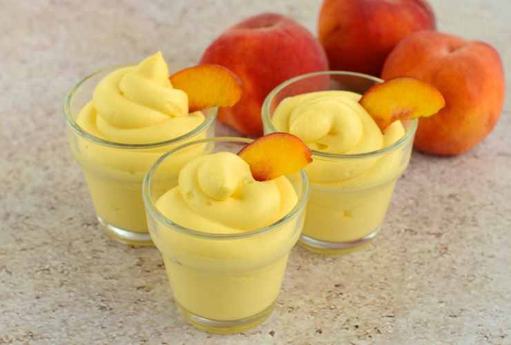 tre bicchieri con mousse alla pesca e pesche