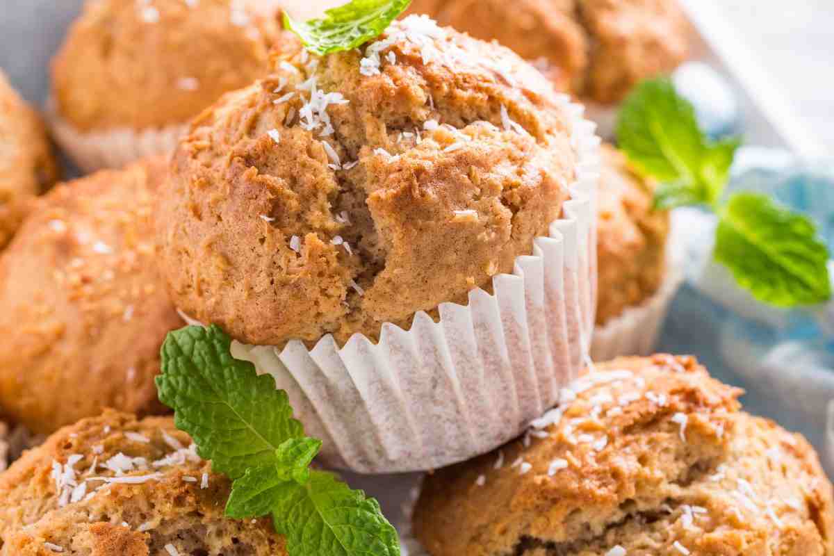 muffin con cocco e foglioline di menta