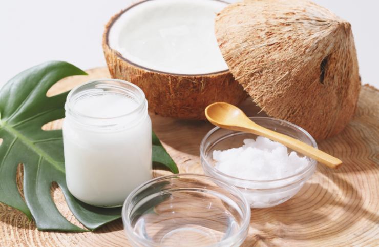 cocco e olio di cocco in barattolo