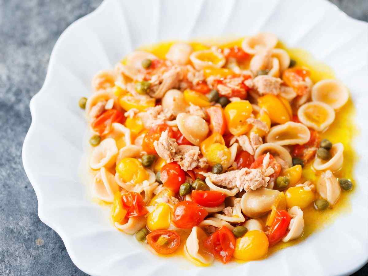 orecchiette con pomodorini rossi e gialli e tonno