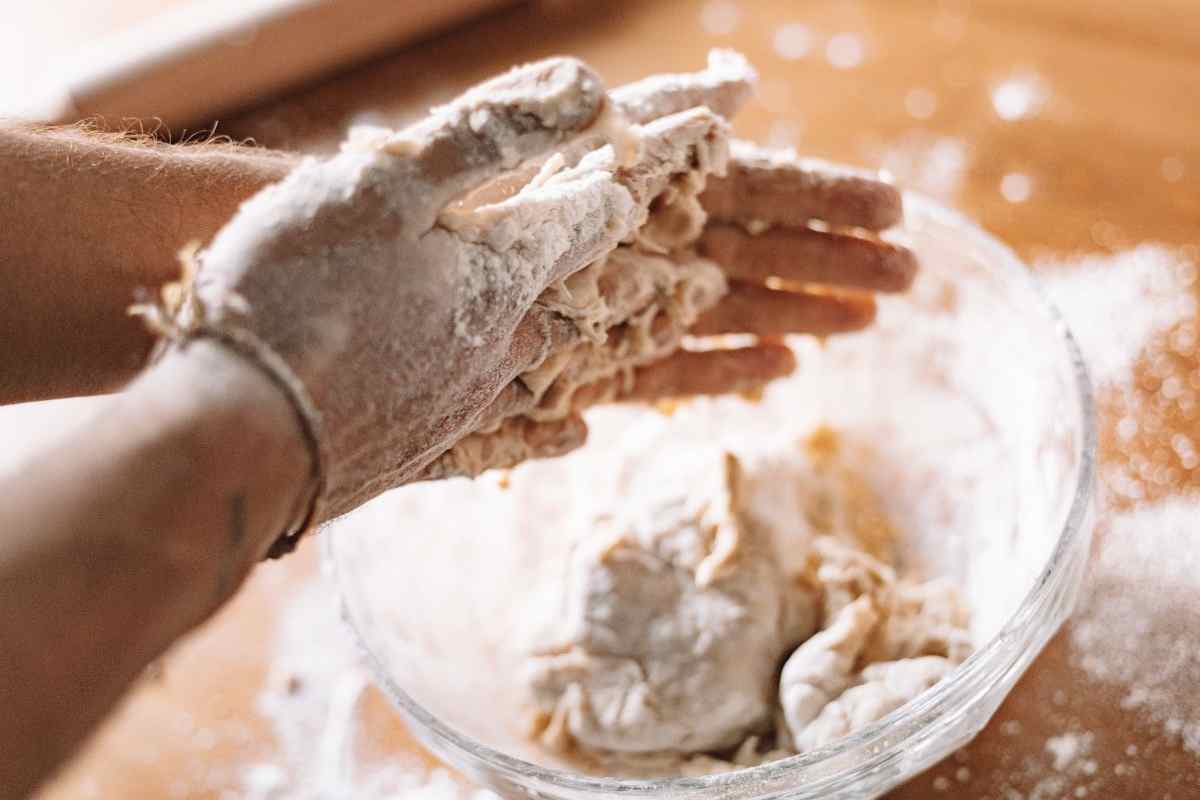 persona impasta in una ciotola