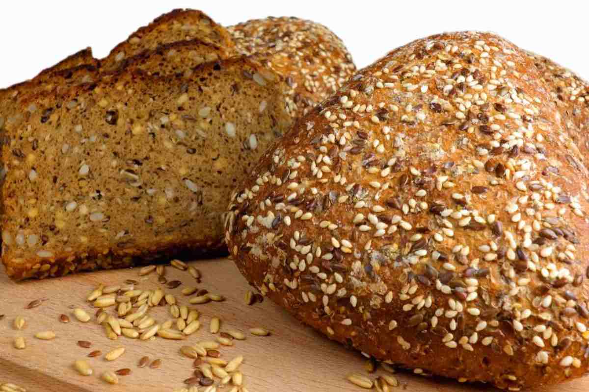 pagnotta di pane proteico con semi tagliata